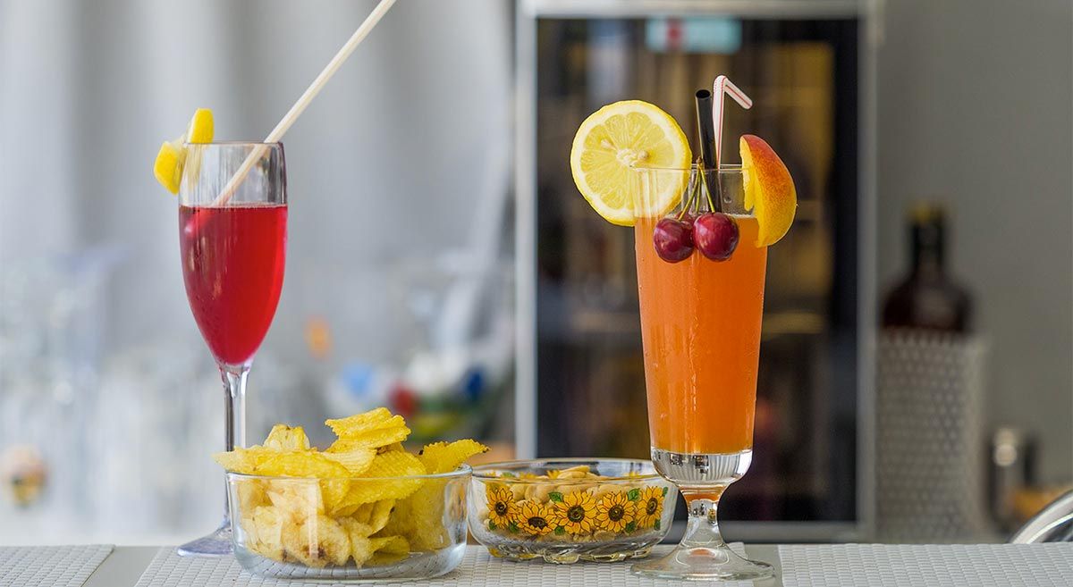 Due aperitivi con stuzzichini al bancone del bar