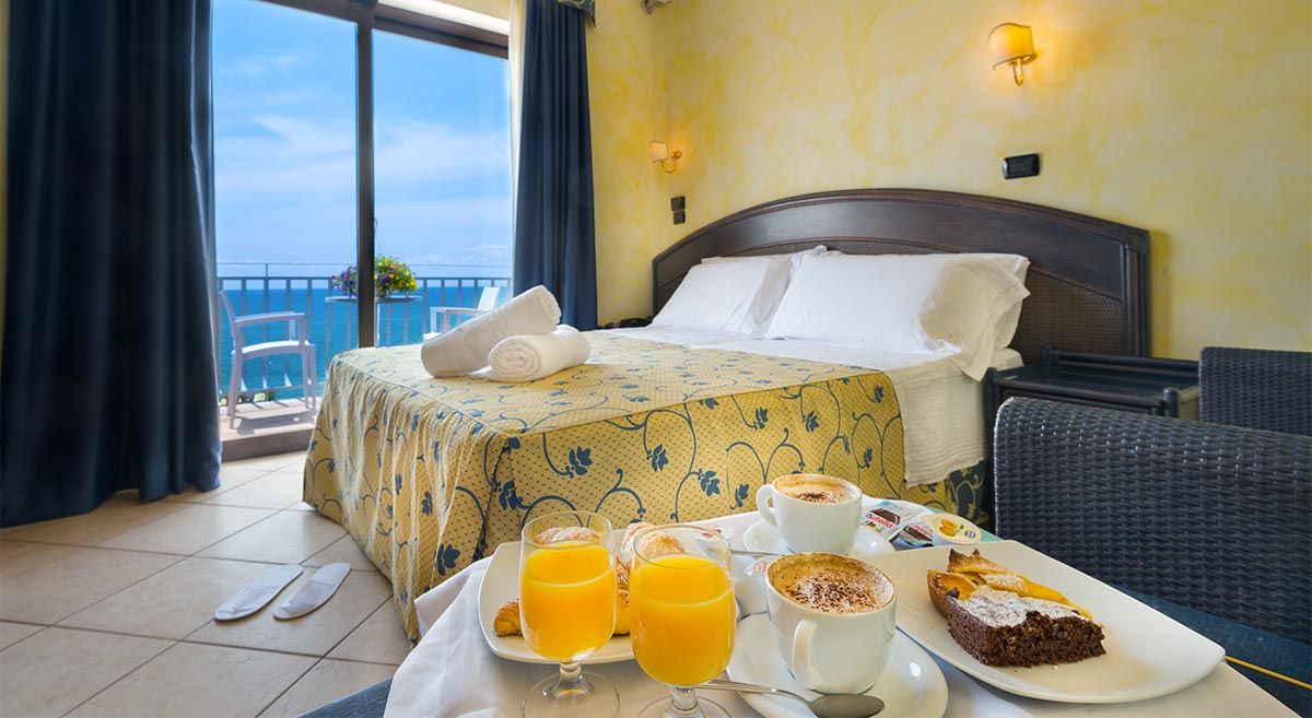 Camera vista mare, con la colazione servita in stanza