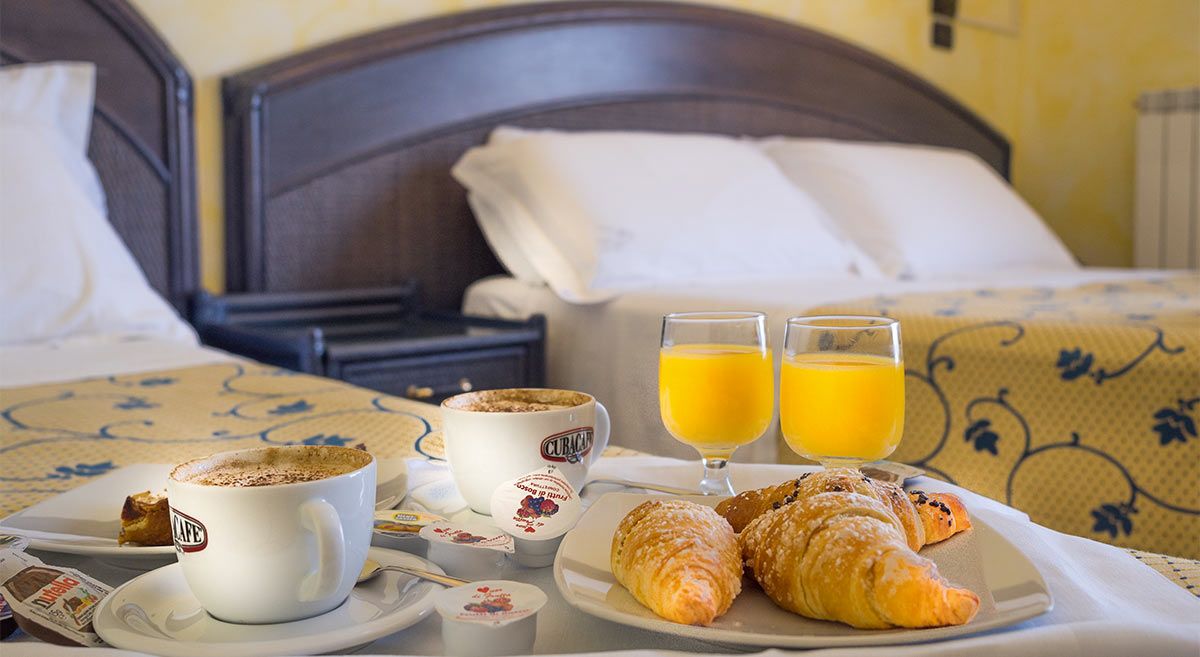 Cappuccino, cornetti e spremuta serviti in camera