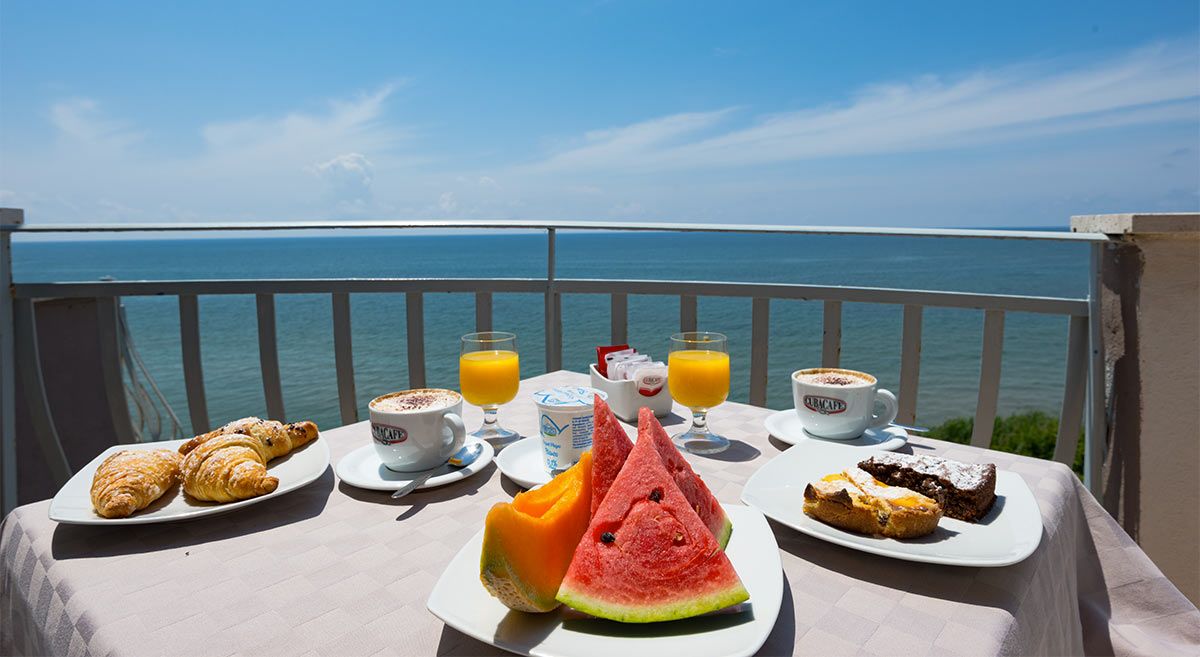 Colazione in terrazzo con vista mare