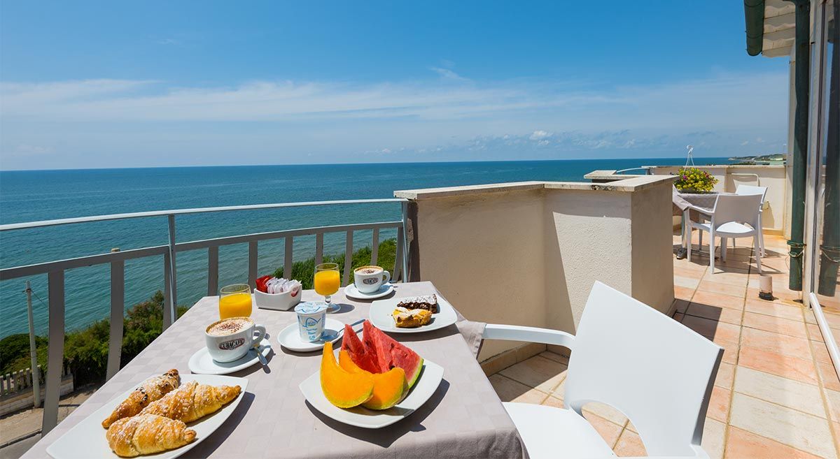 Colazione servita in terrazza con vista sul mare