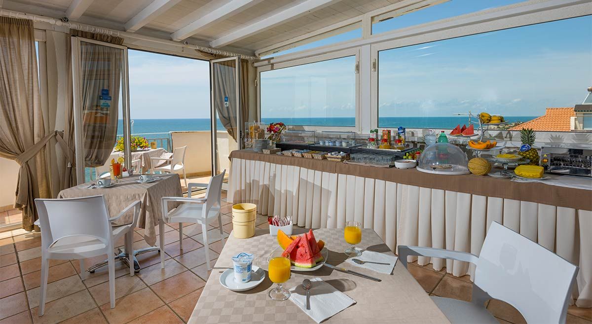 Il buffet della colazione nella sala vetrata
