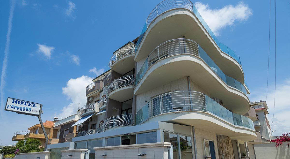La facciata dell'hotel L'Approdo con i balconi curvi